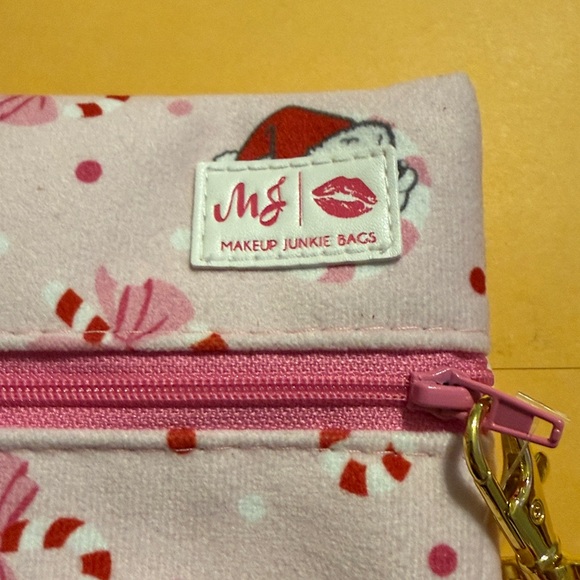 Makeup Junkie Buc-ees bag - Picture 3 of 5